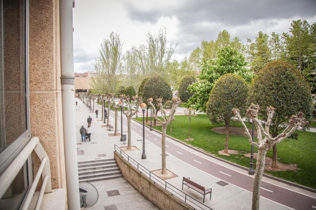 לוגרוניו Pension Parque Del Ebro (Adults Only) מראה חיצוני תמונה